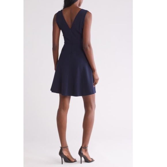 NEW VINCE CAMUTO Pixie NAVY Crepe FIT & FLARE V-Neck BUCKLE Mini DRESS 4 - Picture 10 of 10